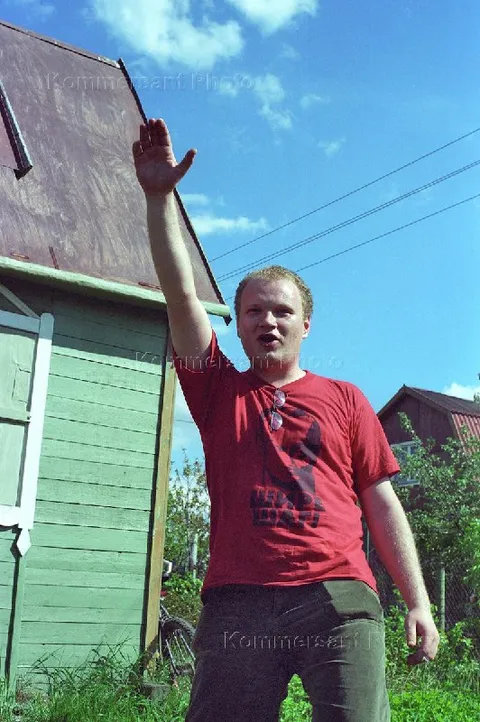 Мужчина с поднятой рукой