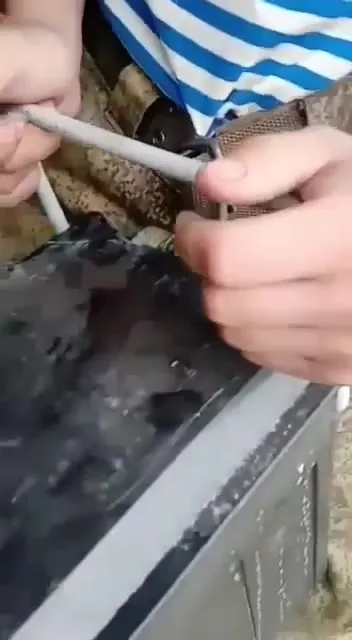 Солдат чинит странный чемодан