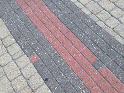 Красная полоса на тротуаре