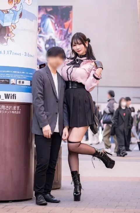 美人コスプレイヤーと謎の男性
