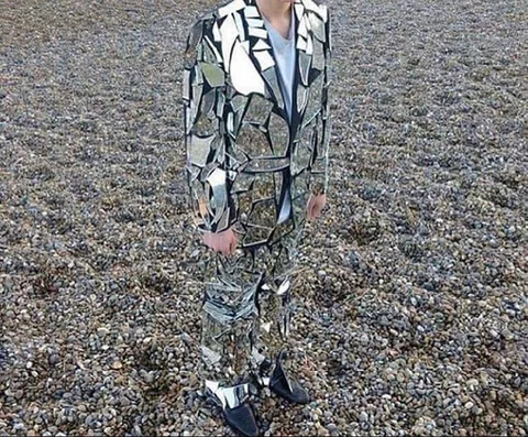 Костюм из камней