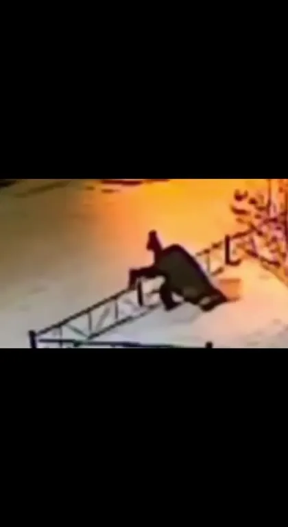 Машина против снежного забора