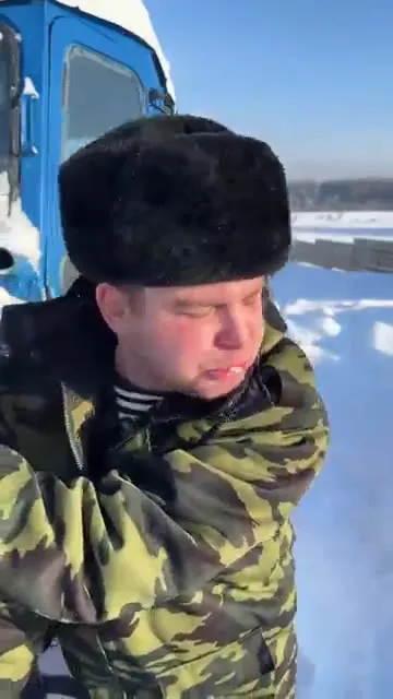 Батя каждое утро заводит трактор