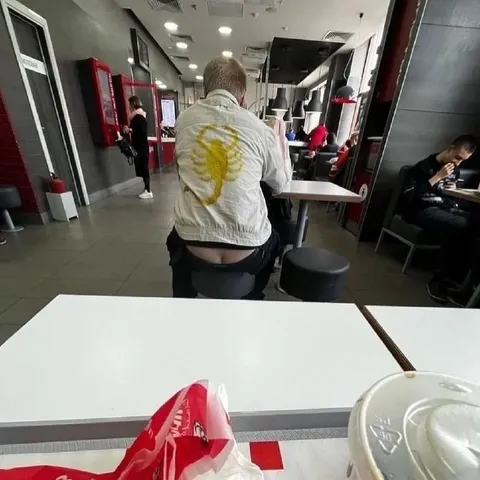 Штаны сползли в кафе