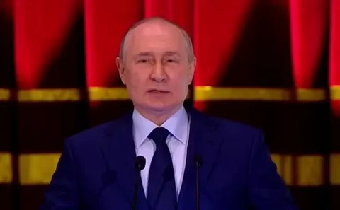 Путин говорит с трибуны
