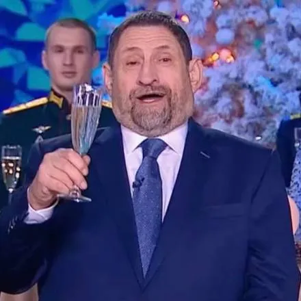 Мужчина с бокалом на празднике