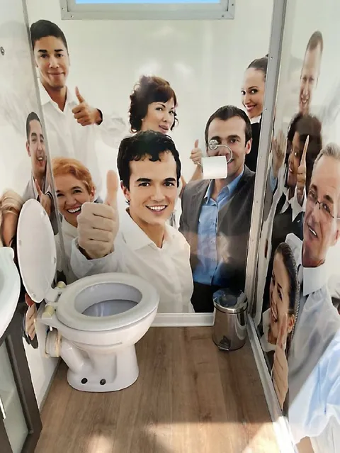 Селфи в туалете с толпой