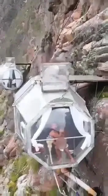Капсулы на отвесной скале
