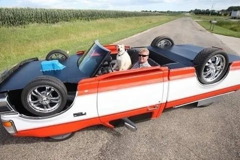 Перевёрнутый автомобиль на дороге
