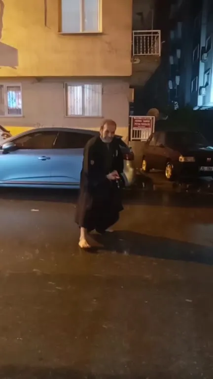 Самурай выходит под эпическую музыку
