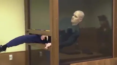 Побег через стеклянную кабину