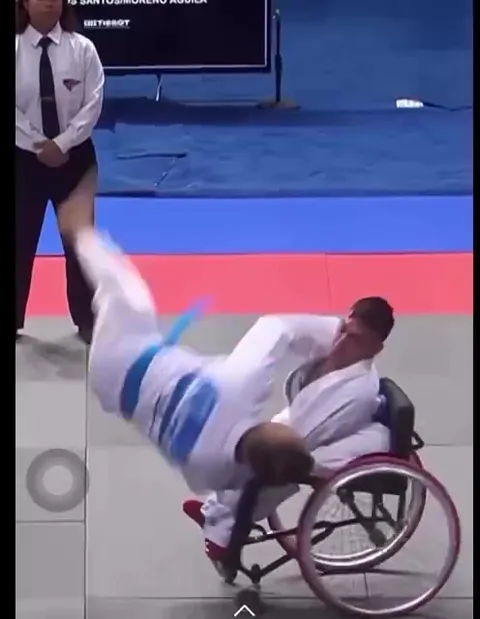 Дзюдоист против спортсмена на коляске