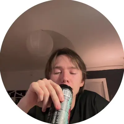 Парень пробует напиток и давится