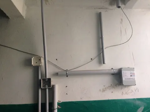 Странная проводка на стене