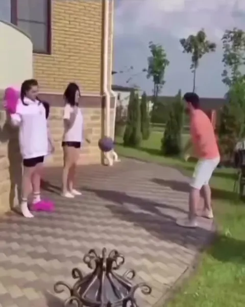 Мяч неожиданно летит в камеру