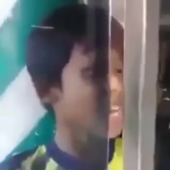 Любопытное лицо в дверном проёме