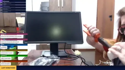 Mulher desaparece em nuvem de fumaça