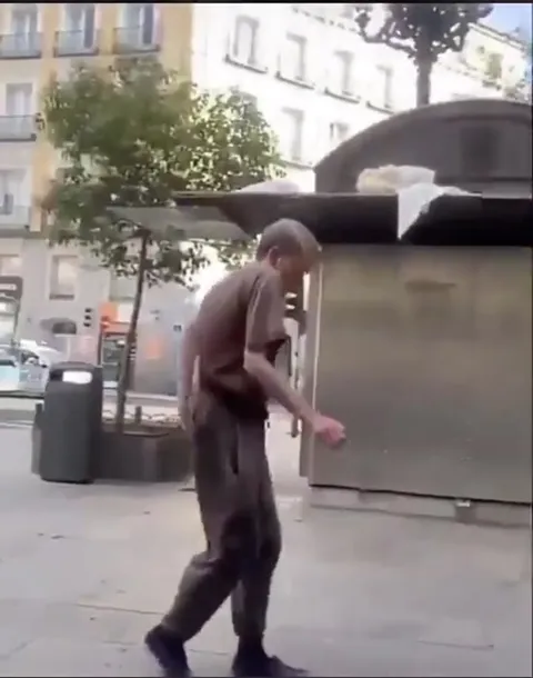 Неловкий танец на улице
