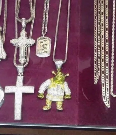 Шрек среди крестов