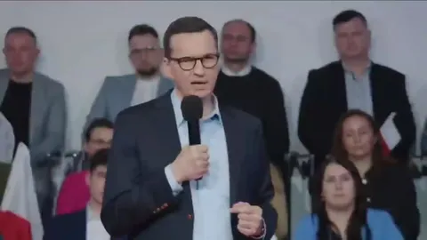 Przemówienie przed tłumem PiS
