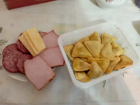 Закуска и пельмени на столе