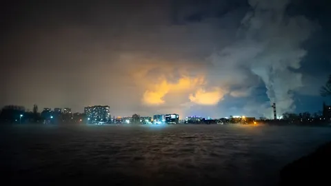 Ночной город над замёрзшей рекой