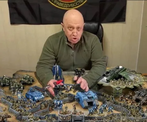 Мужчина командует игрушечной армией