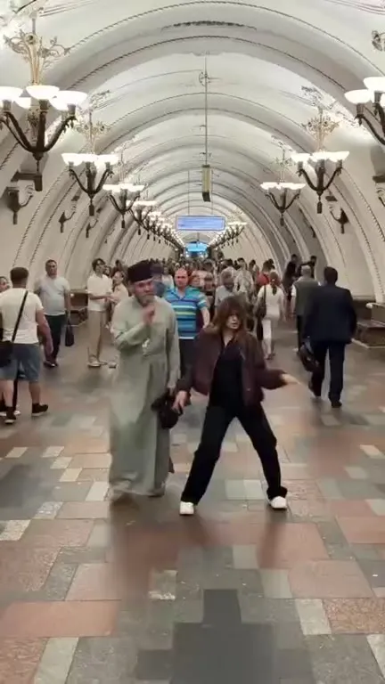Танцы в московском метро
