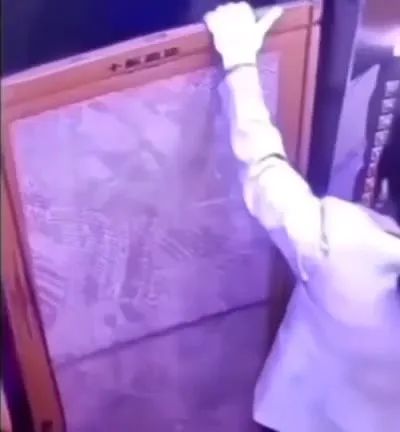 Ключ падает в щель лифта