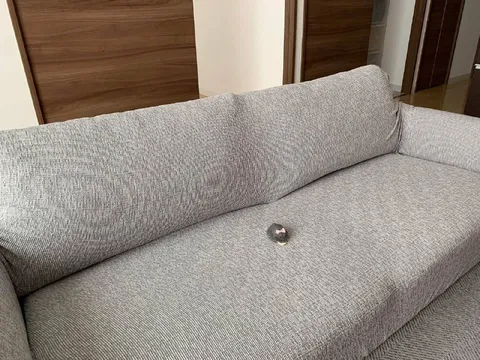 Крошечная мышь на диване