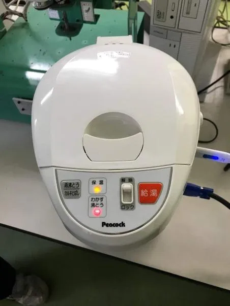 未来型の小さなトイレ
