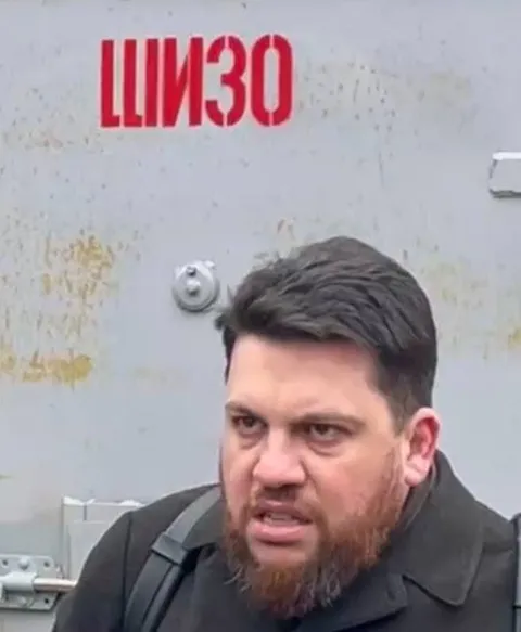 Мужчина выходит из ШИЗО