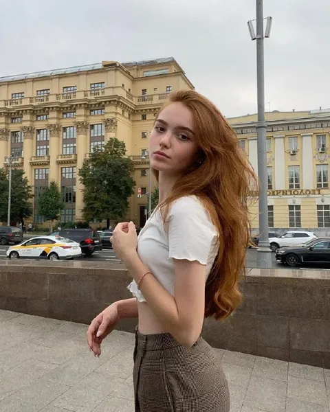 Рыжая девушка на прогулке