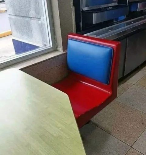 Странный стул у стола