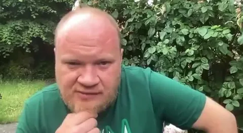 Мужчина задумчиво рассуждает