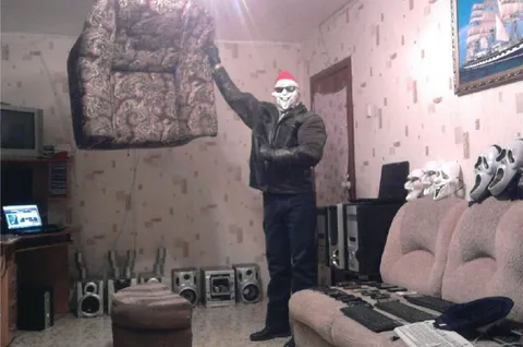 Человек поднимает кресло