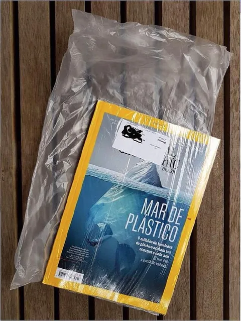 Mar de plástico embalado em plástico