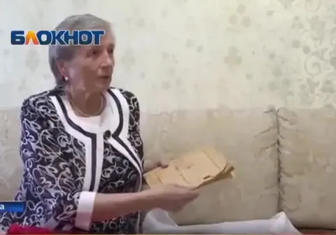 Бабушка показывает почётную грамоту