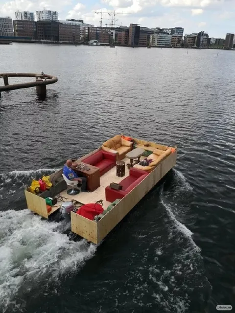 Диванный катер по воде