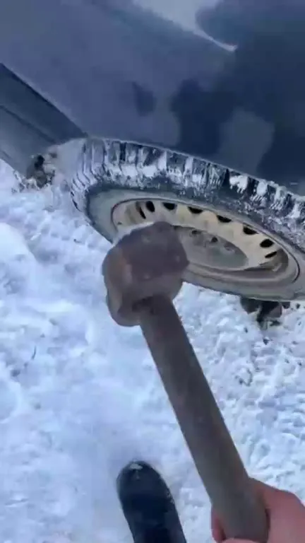 Зимний запуск старой Nissan