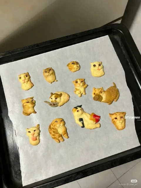 Котики из теста на противне