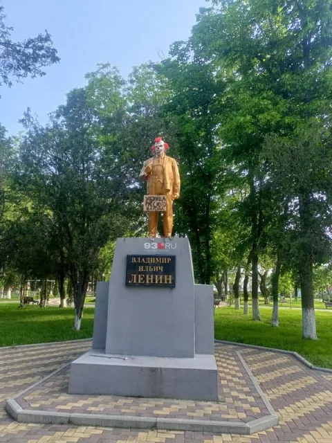 Ленин с ругательным плакатом