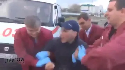 Скорая помощь забирает буйного пациента