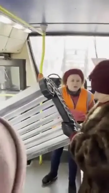 Женщина занесла лавку в автобус