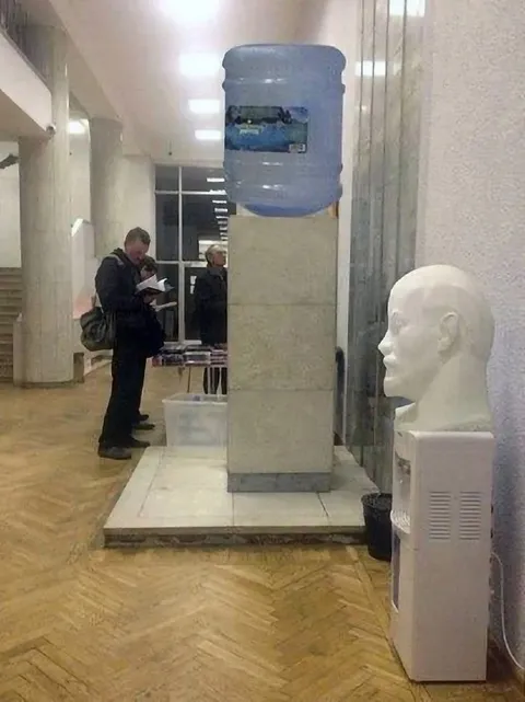 Кулер на постаменте