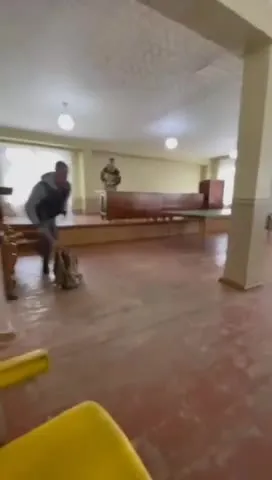 Камера летит вслед за падением