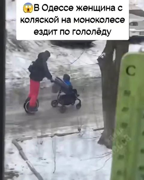 Женщина на моноколесе по гололёду