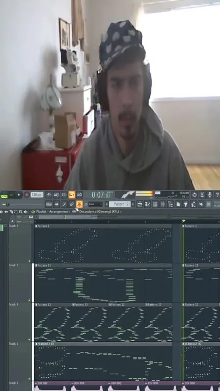 Музыкант создаёт бит в FL Studio