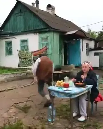 Танец у стола