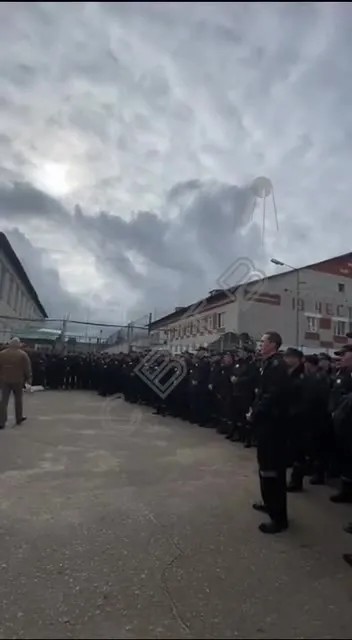 Вербовка заключённых во дворе
